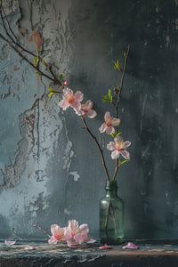 Nature morte de fleurs roses dans un vase transparent avec un mur en béton