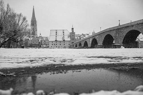 Skyline von Regensburg mit Dom St. Peter und Steinerne Brücke im Winter mit Schnee