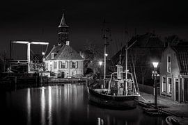 Der historische Hafen von Hindeloopen bei Nacht in Schwarz-Weiß