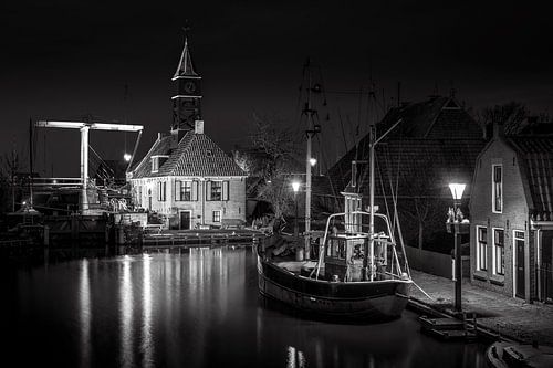 Historische haven Hindeloopen bij nacht in zwart-wit