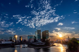 Le Medienhafen de Düsseldorf au coucher du soleil, avec sa marina et son architecture moderne sur Your Happy Life