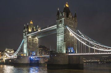 Tower Bridge in Londen bij nacht van KC Photography