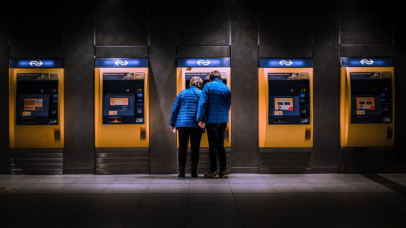 Photographie de rue d'un couple de personnes âgées dans une gare par Jan Hermsen