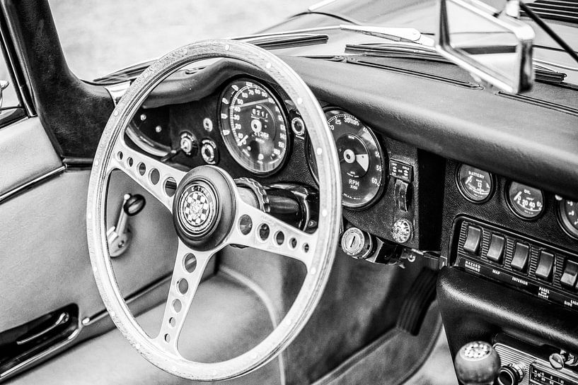 Jaguar E-Type Roadster Oldtimer-Sportwagen-Innenausstattung in Schwarz und Weiß von Sjoerd van der Wal Fotografie