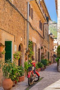 Belle rue au village méditerranéen de Valldemossa, Majorque Espagne