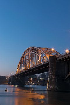 De mooie romantische Waalbrug in Nijmegen tijdens de schemering