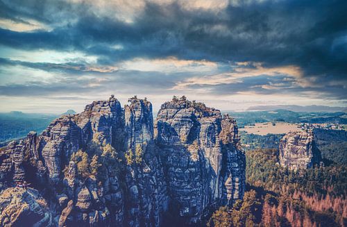 Panoramisch uitzicht tussen rotsen en zandstenen