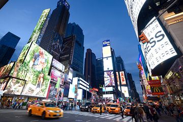 Times Square in New York in de avond met taxi's van Merijn van der Vliet