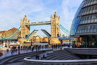 London Tower Bridge met de rijbaan omhoog geklapt
