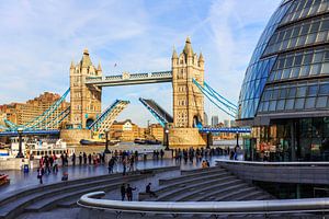 Le Tower Bridge de Londres avec la chaussée repliée