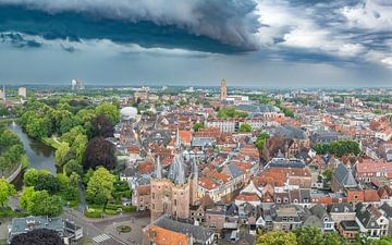 Stormwolken boven Zwolle tijdens een zomerse onweersbui