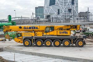 Ein mobiler Demag-Terex AC-100-Teleskopkran der Kranvermietung M.J. van Riel verlässt gerade die Bau