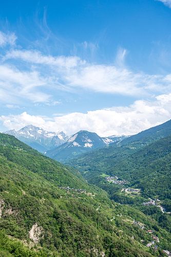 Uitzicht op de Franse alpen. Bergen met restjes sneeuw - natuur en reisfotografie