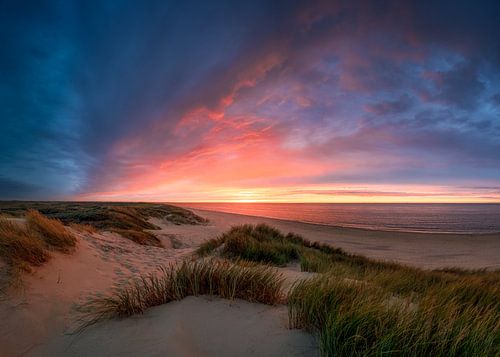 Coucher de soleil sur les dunes sur Ellen van den Doel