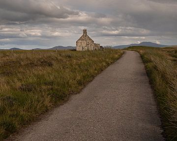 Ein altes Haus an einer Straße irgendwo in Schottland