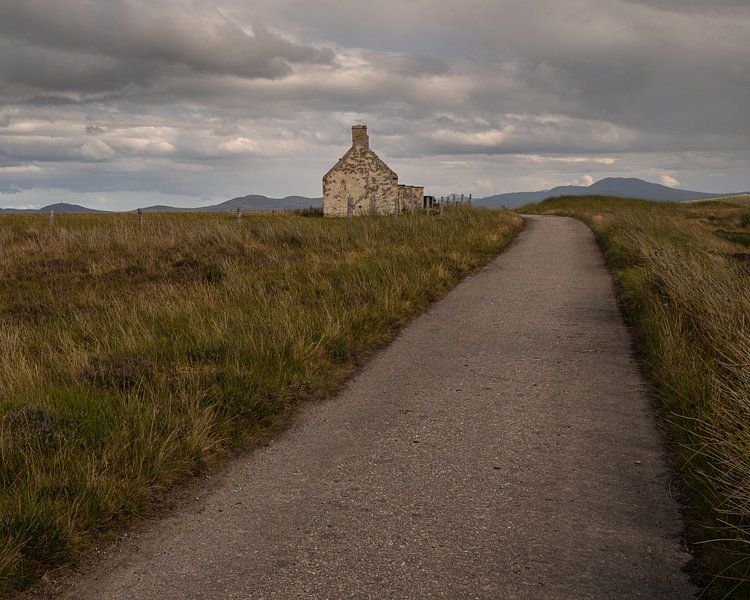 Ein altes Haus an einer Straße irgendwo in Schottland von Anges van der Logt