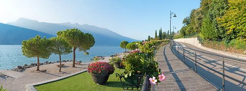 Uferstraße und Strand in Limone sul Garda