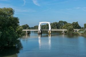 Die elegante Eisenbahnbrücke über die Wantij kurz vor Dordrecht