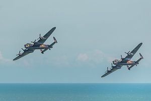 Fliegende Legenden: Zwei AVRO Lancasters über dem Ärmelkanal bei der Eastbourne International Airsho von Jaap van den Berg
