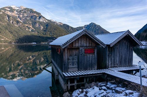 Maison flottante en bois au lac Achensee dans les Alpes tyroliennes autrichiennes, dans le paysage hivernal des Karwendelgebirge sur Animaflora PicsStock