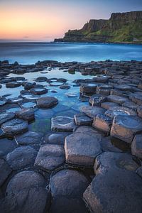 Ierland Giant's Causeway kust in het avondlicht van Jean Claude Castor