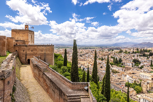 Pad op de muur naar de toren van de Alcazaba