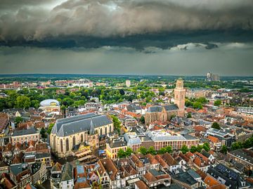 Stormwolken boven Zwolle tijdens een zomerse onweersbui van Sjoerd van der Wal Fotografie