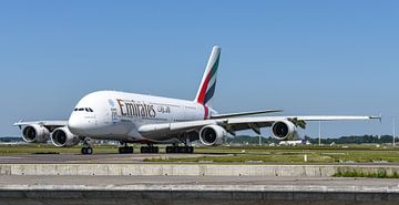 Emirates Airbus A380 taxiet naar de Polderbaan. van Jaap van den Berg