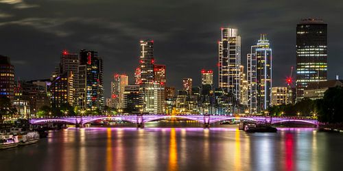 Lambeth Bridge in Londen met wolkenkrabbers – panorama