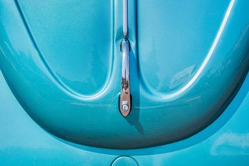 De voorkant van een blauwe historische Volkswagen kever