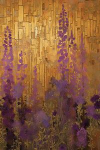 Lila Blumen vor goldener Wand
