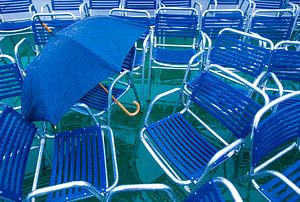 Chaises de terrasse sous la pluie. sur Hennnie Keeris