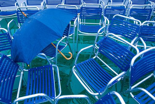 Chaises de terrasse sous la pluie.