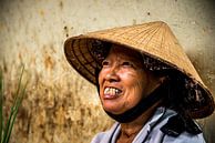 Portret van een oude vrouw in Vietnam van Manon Ruitenberg thumbnail