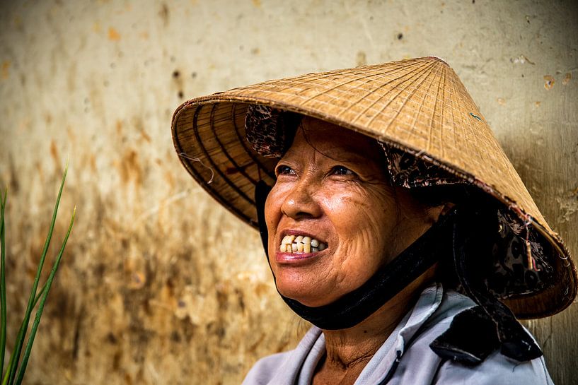 Portret van een oude vrouw in Vietnam van Manon Ruitenberg