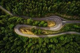Kurvige Straße durch den Schwarzwald von Capture ME Drohnenfotografie