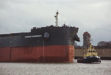 Sleepboot Arion assisteert een bulkcarrier IJmuiden van scheepskijkerhavenfotografie