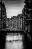 Hamburg Speicherstadt bij zonsondergang. Zwart-wit beeld.