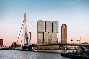 Rotterdam - Erasmusbrug in het Avondlicht (1) van Jordy Brada