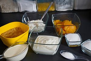 Zutaten für ein Dessert mit Joghurt, Frischkäse