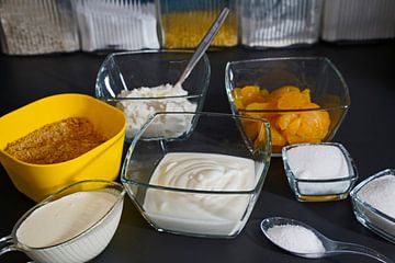 Ingrediënten voor een dessert met yoghurt, roomkaas