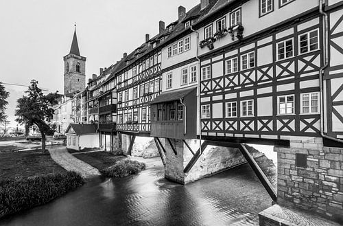 Krämerbrücke in Erfurt in de avond - Monochroom