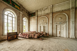 Verlassener Saal mit Klavier von Kirsten Scholten