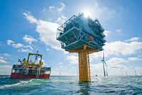 Hoogspanningsstation op zee met schip
