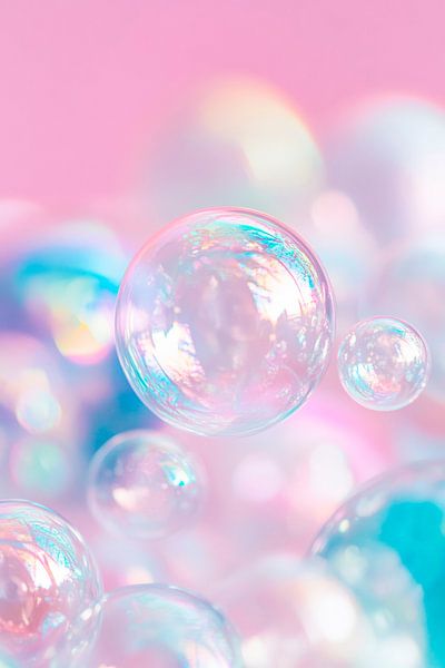 Iriserende zeepbellen op een pastelkleurige achtergrond van Poster Art Shop