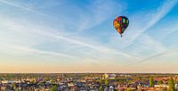 Hot air balloon above Hilversum von Dennis Kuzee Miniaturansicht