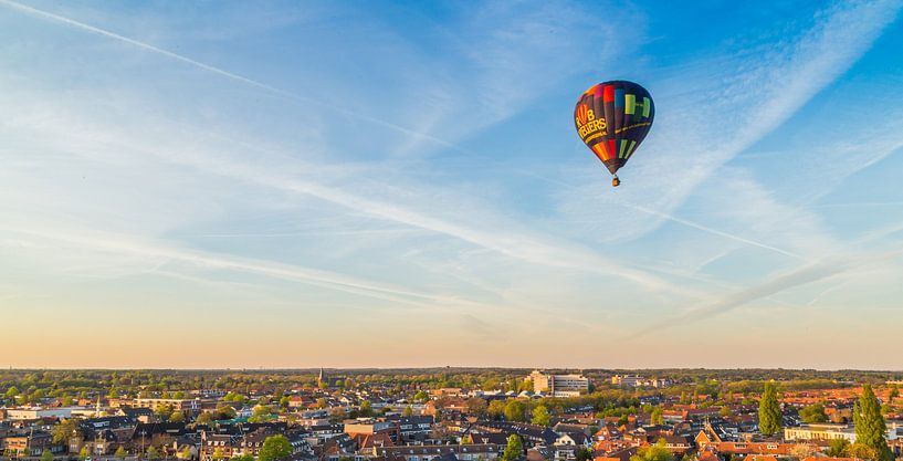 Hot air balloon above Hilversum von Dennis Kuzee