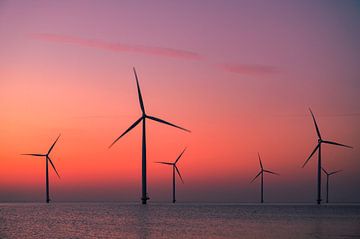 Windturbines in een offshore windpark die elektriciteit produceren van Sjoerd van der Wal