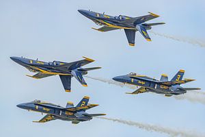 Die Blue Angels führen das Manöver Double Farvel durch.