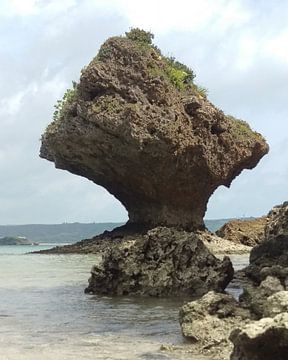 Rock shaped by the sea - Okinawa van Daniel Chambers